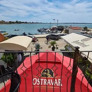 Hotel Beni, Vrsi